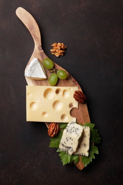 Käseteller Mit Trauben Und Nüssen Vorhanden Weinschlangen Ansicht Von Oben — Stockfoto