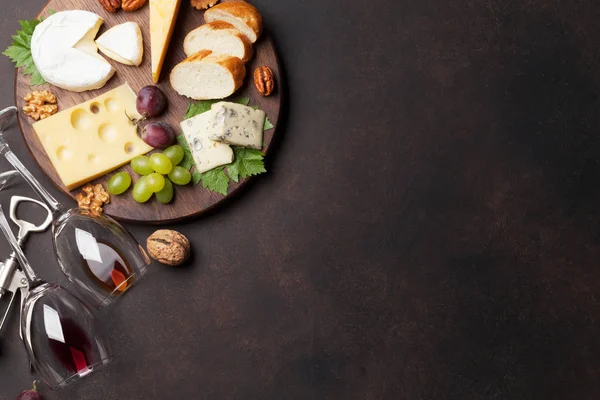 Käseteller Mit Trauben Und Nüssen Vorhanden Weinschlangen Ansicht Von Oben — Stockfoto