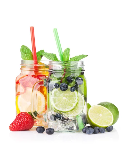 新鲜柠檬水罐子与夏天果子和莓果隔绝在白色背景 — 图库照片
