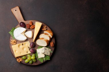 Üzüm ve fındık ile peynir kurulu. Şarap aperatifler. Metin alanı olan üstten görünüm