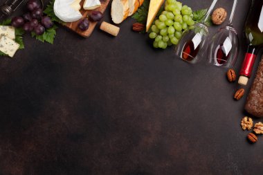 Şarap, üzüm, fındık, ekmek ve peynir. Metin alanı olan üstten görünüm