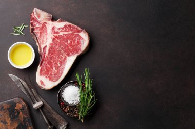 Ham T-bone biftek taş masada yemek. Kopya alanı ile Üstten Görünüm