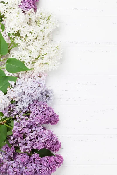 Barevné Fialovými Květy Nad Dřevěnou Pozadí Pohled Shora Prostorem Pro — Stock fotografie