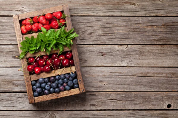 Frisse Zomer Bessen Vak Kersen Bosbessen Aardbeien Munt Bovenaanzicht Met — Stockfoto