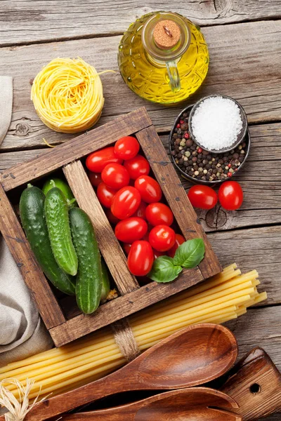 Massa Ingredientes Tomates Manjericão Pepinos Caixa Mesa Madeira Conceito Cozinha — Fotografia de Stock