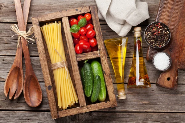 Pasta Ingredientes Tomates Albahaca Pepinos Concepto Cocina Vista Superior — Foto de Stock