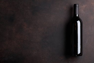 Kırmızı şarap şişesi. Metin alanı olan üstten görünüm