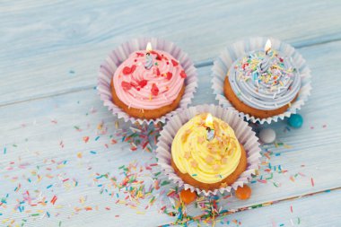 Mumlar ve renkli dekor ile tatlı cupcakes