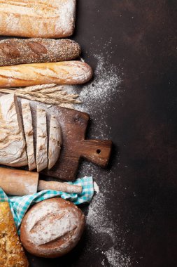 Çeşitli ekmek ve buns taş masada. Metin alanı olan üstten görünüm
