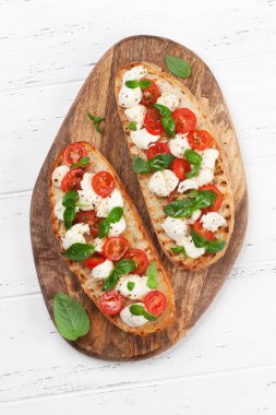 Caprese bruschetta tost domates, mozzarella ve fesleğen ile. Üstten Görünüm