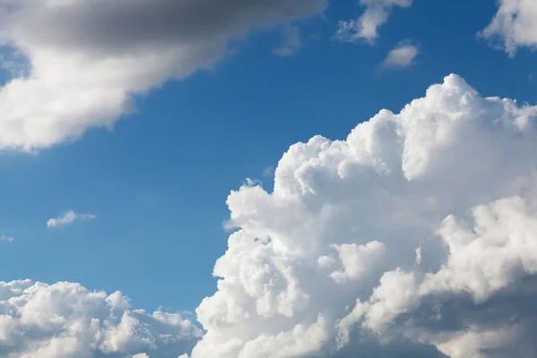 コピー スペースとブルーの空と雲の抽象的な背景 — ストック写真