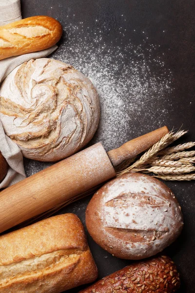 Διάφορα Ξεροψημένο Ψωμί Και Ψωμάκια Στο Πέτρινο Τραπέζι Top View — Φωτογραφία Αρχείου