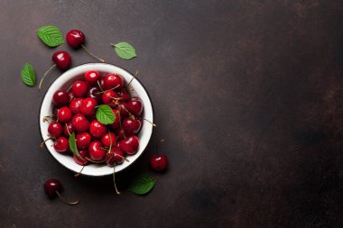 Taze yaz meyveleri. Kiraz. Metin alanı olan üstten görünüm