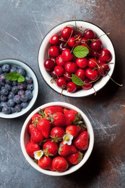 Taze yaz meyveleri. Kiraz, böğürtlen ve çilek. Üstten görünüm