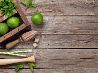 Mojito kokteyl malzemeler ve bar aksesuarları kutusu ahşap masa üzerinde. Kopya alanı ile üstten görünüm