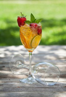 Ev yapımı limonata veya sangria yaz meyve ve çilek ile. Açık.