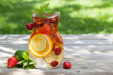 Ev yapımı limonata veya sangria yaz meyve ve çilek ile.