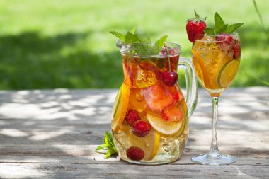 Ev yapımı limonata veya sangria yaz meyve ve çilek ile.