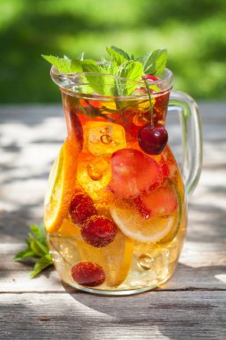 Ev yapımı limonata veya sangria yaz meyve ve çilek ile. Açık.