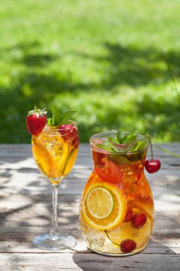 Ev yapımı limonata veya sangria yaz meyve ve çilek ile. Açık. 