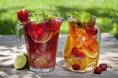 Ev yapımı limonata veya sangria yaz meyve ve çilek ile. Açık.