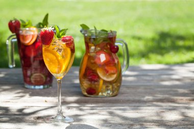 Ev yapımı limonata veya sangria yaz meyve ve çilek ile. Açık. Senin metin için ile yer