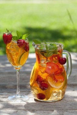Ev yapımı limonata veya sangria yaz meyve ve çilek ile. Açık. Senin metin için ile yer