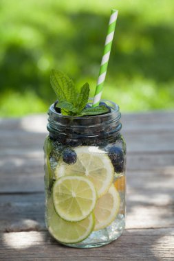 Taze limonata kavanoz yaz meyve ve çilek ile