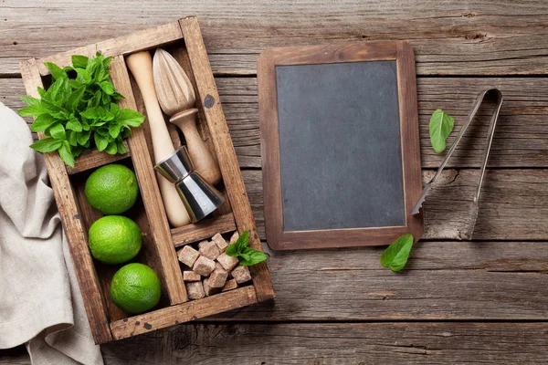 Mojito Cocktail Ingrediënten Accessoires Doos Van Handvatbar Houten Tafel Bovenaanzicht — Stockfoto