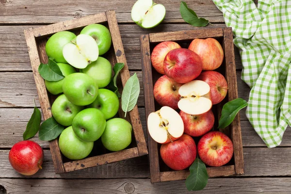 Pommes Mûres Vertes Rouges Sur Table Bois Vue Dessus — Photo