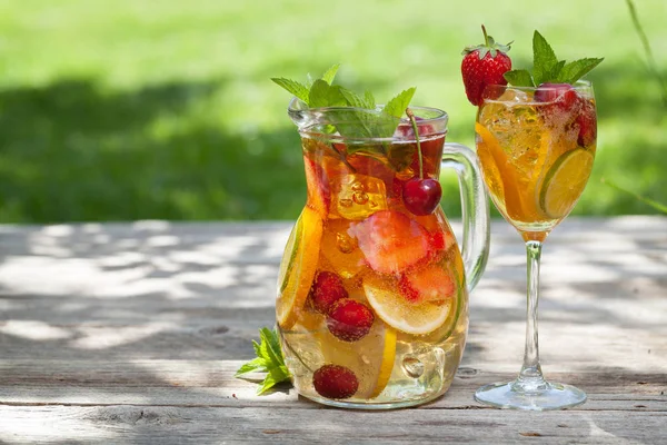 Hemmagjord Lemonad Eller Sangria Med Sommaren Frukter Och Bär — Stockfoto