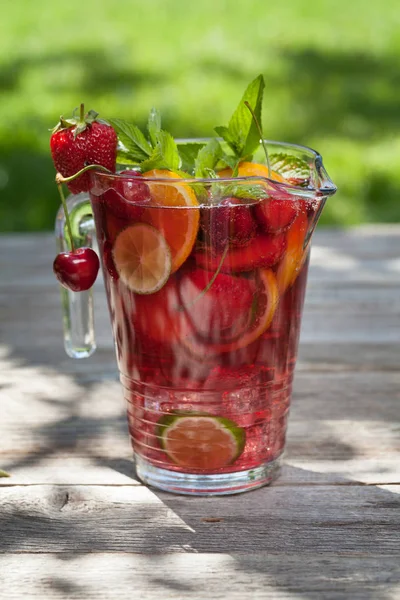 Hausgemachte Limonade Oder Sangria Mit Sommerfrüchten Und Beeren Außenbereich — Stockfoto