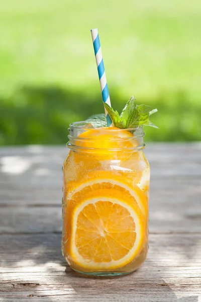 Frisches Limonadenglas Mit Sommerfrüchten Und Beeren — Stockfoto