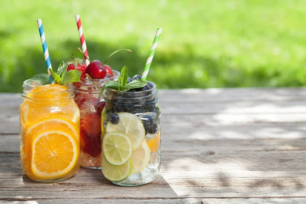 Frisches Limonadenglas Mit Sommerfrüchten Und Beeren Mit Platz Für Ihren — Stockfoto