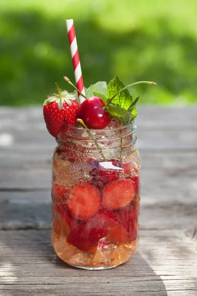 과일과 열매와 신선한 레모네이드 — 스톡 사진