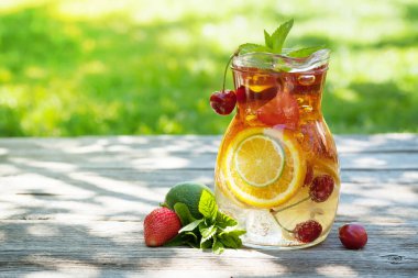 Ev yapımı limonata veya sangria yaz meyve ve çilek ile. Açık. Senin metin için ile yer