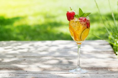 Ev yapımı limonata veya sangria yaz meyve ve çilek ile. Açık. Senin metin için ile yer