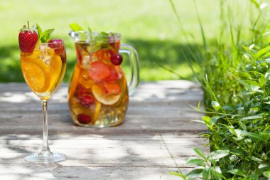 Ev yapımı limonata veya sangria yaz meyve ve çilek ile. Açık. Senin metin için ile yer