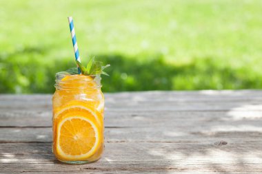 Yaz meyve ve çilek ile taze limonata kavanoz. Senin metin için ile yer