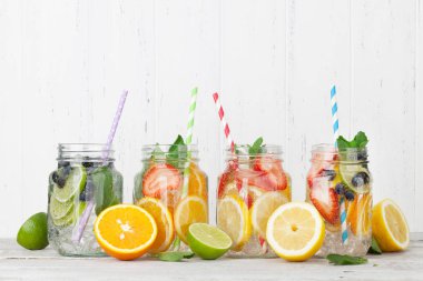 Yaz meyve ve çilek ile taze limonata kavanoz. Senin metin için ile yer