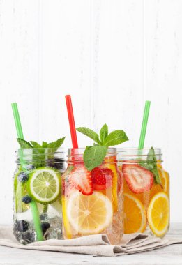 Yaz meyve ve çilek ile taze limonata kavanoz. Senin metin için ile yer