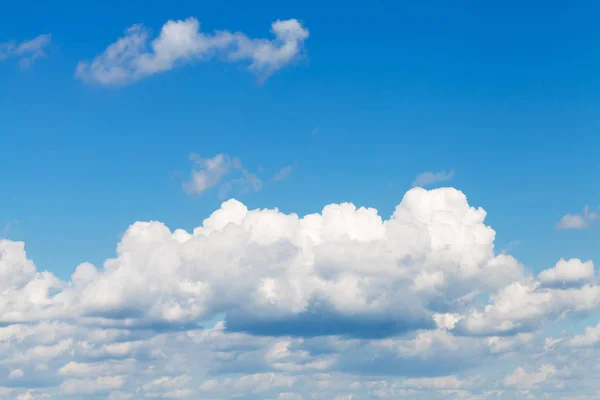 蓝色的天空和云抽象背景与副本空间 — 图库照片