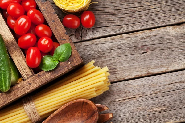 Pasta Ingrediënten Tomaat Basilicum Komkommer Koken Concept Bovenaanzicht Met Ruimte — Stockfoto