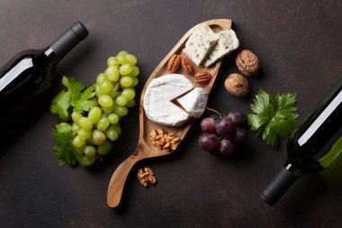 Şarap, peynir, üzüm ve fındık. Üstten görünüm