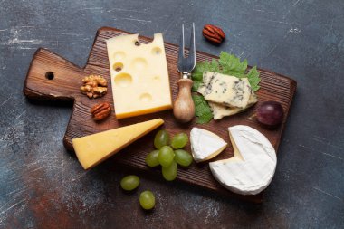 Üzüm ve fındık ile peynir kurulu. Şarap aperatifler. Üstten görünüm
