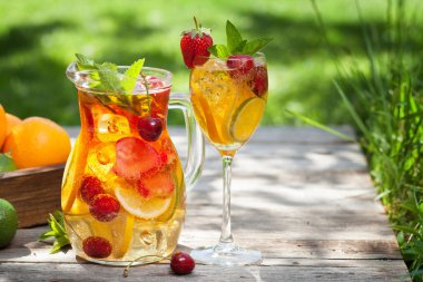 Ev yapımı sangria yaz meyve ve çilek ile. Outdoorac