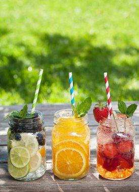 Taze limonata yaz meyve ve çilek ile kavanozları. Senin metin için ile yer