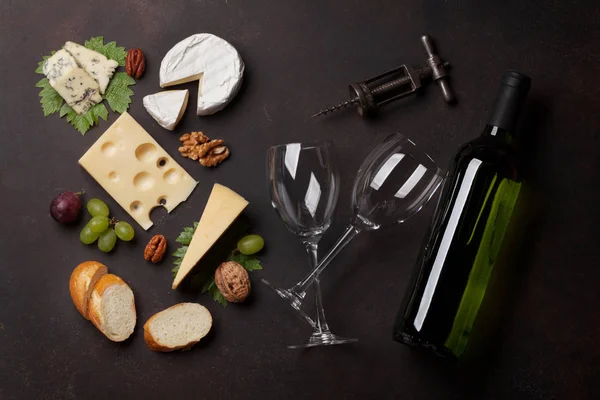 Wein Trauben Nüsse Brot Und Käse Ansicht Von Oben — Stockfoto