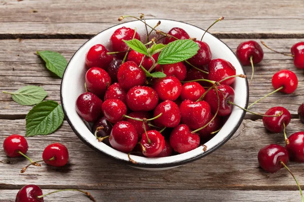 Cherry Musim Panas Yang Segar Dalam Mangkuk Atas Meja Kayu — Stok Foto