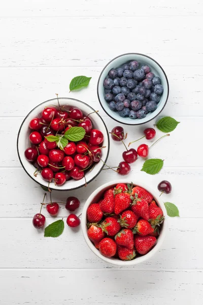 Frische Sommerbeeren Kirschen Blaubeeren Und Erdbeeren Schalen Ansicht Von Oben — Stockfoto